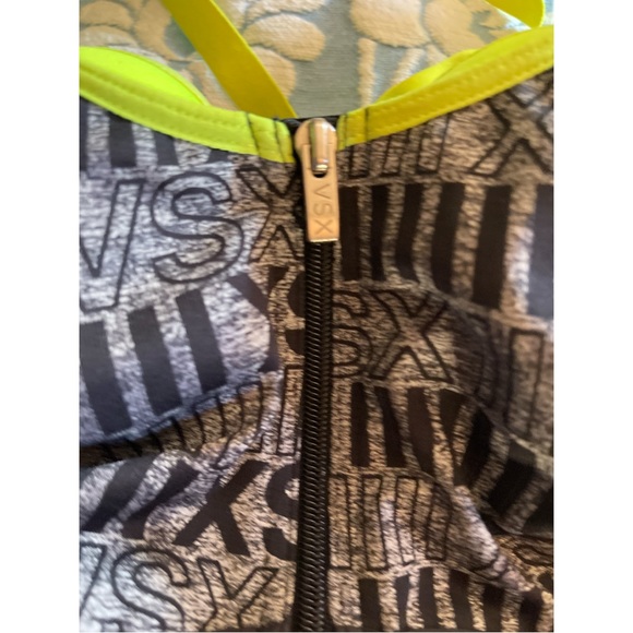 Victoria's Secret Knockout Front Close Sports Bra in 32 c EUC - Picture 4 of 5